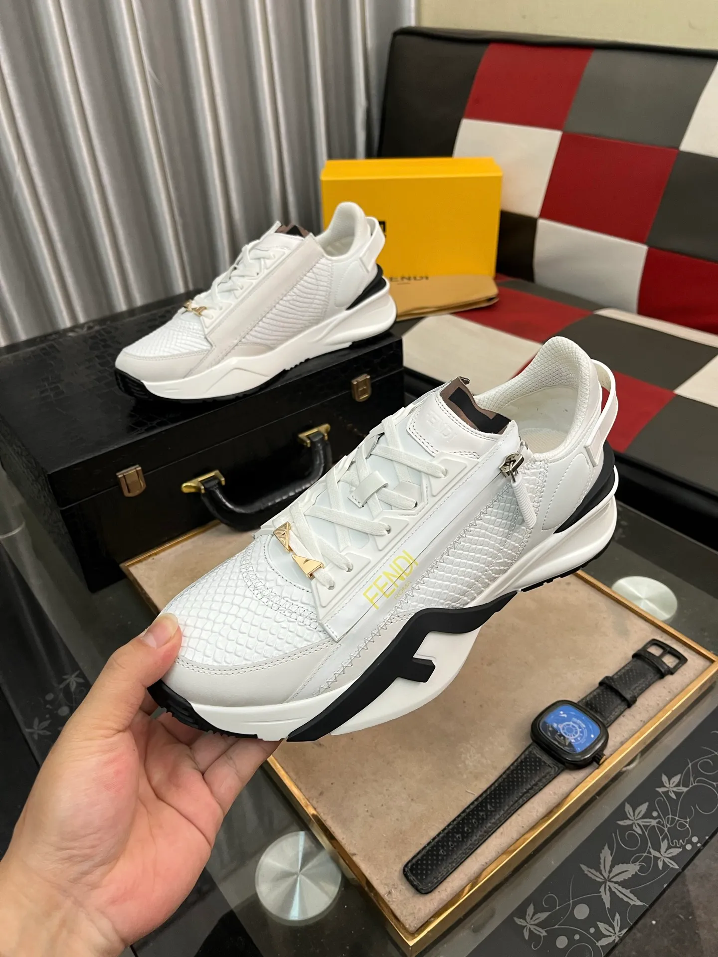 Men's Men's Shoes💰540⌚️⌚️【FENDI】FENDI high-tops are classic and comfortable for men. This complex sneaker is made of soft calfskin➕genuine leather lining➕original ultra-light rubber material with rough outsole. This unique and thin style is suitable for the casual and refined sensibility of this season. It is comfortable and natural on the feet. It is an everyday style for casual travel in autumn and winter! 38−444️⃣colors available